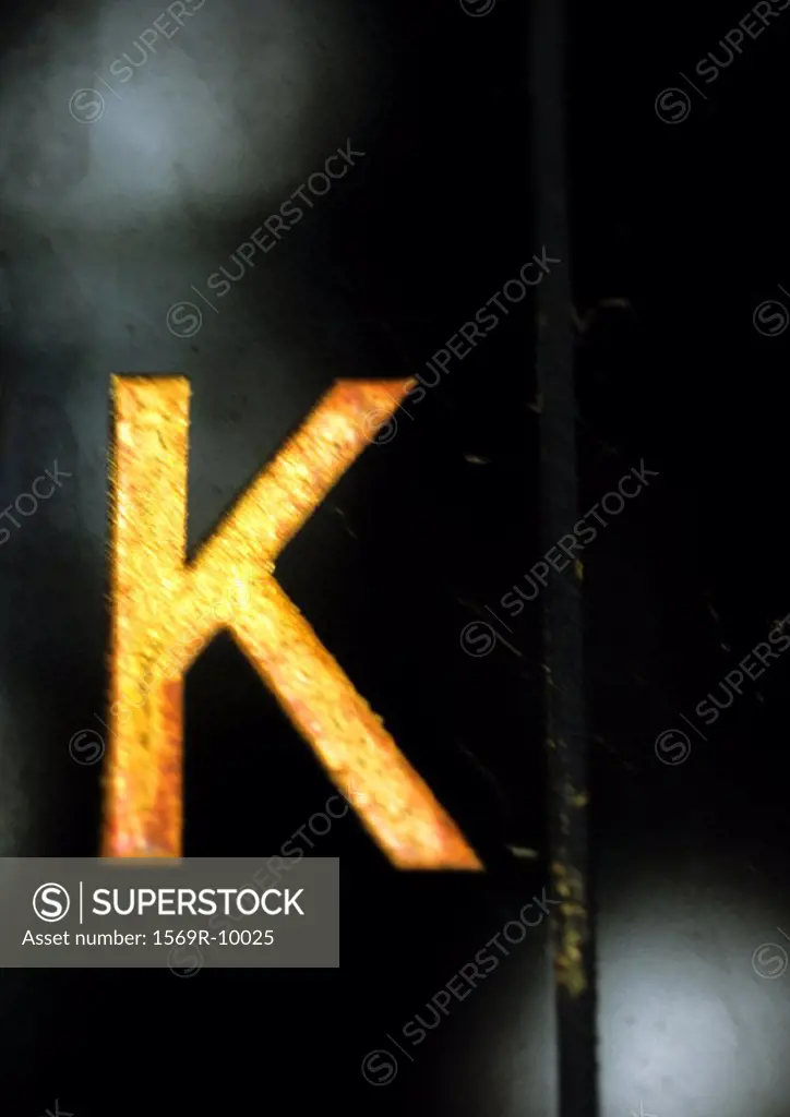 ´K´, text, painted, blurry