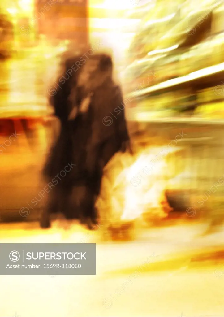 People in grocery store, blurred