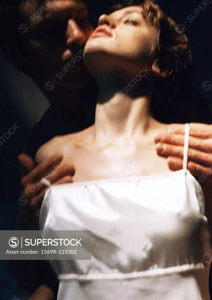 Man holding woman´s shoulders from behind, close-up