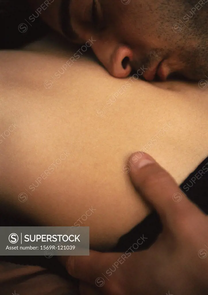 Man kissing woman´s navel, close-up