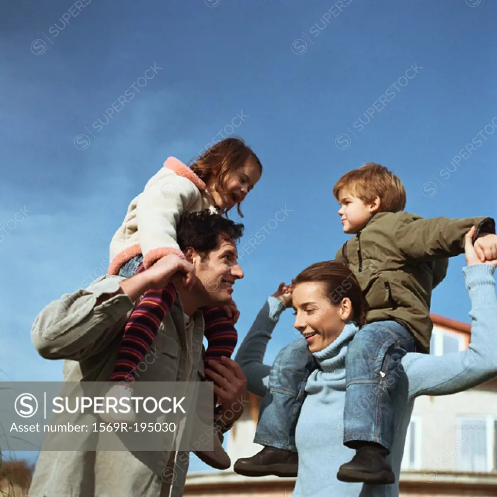 Children sitting on parents´ shoulders