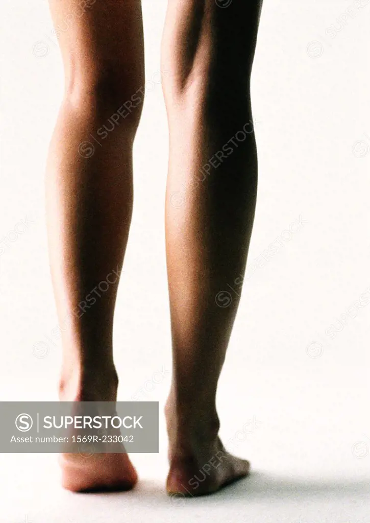 Woman´s bare calves and feet, rear view