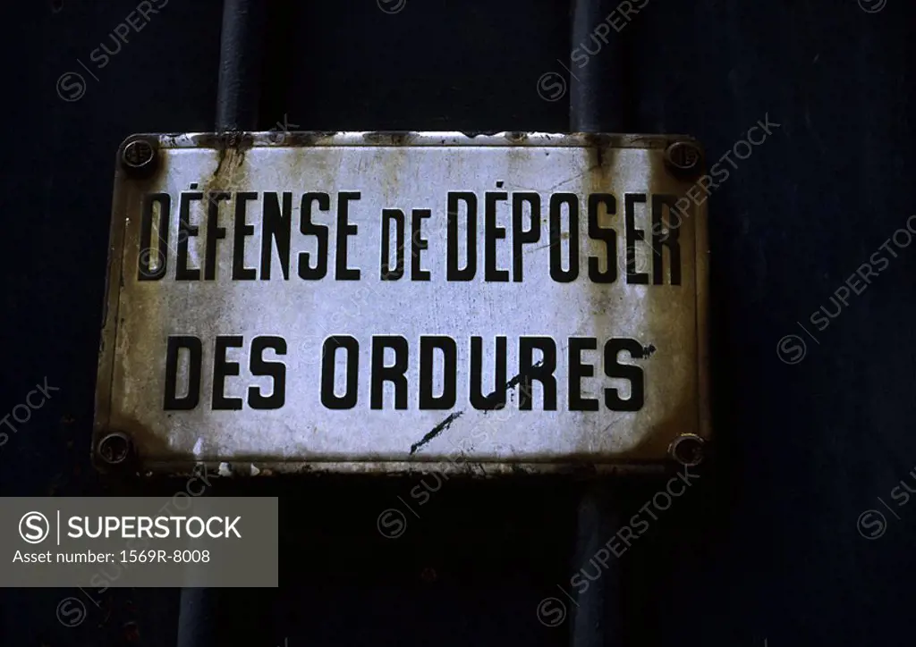 ´No dumping´ rusted sign in French