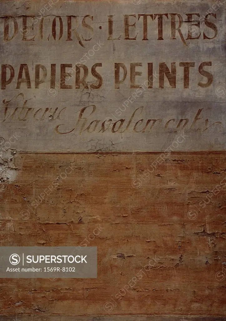 ´Wallpaper´ typography in French on wall