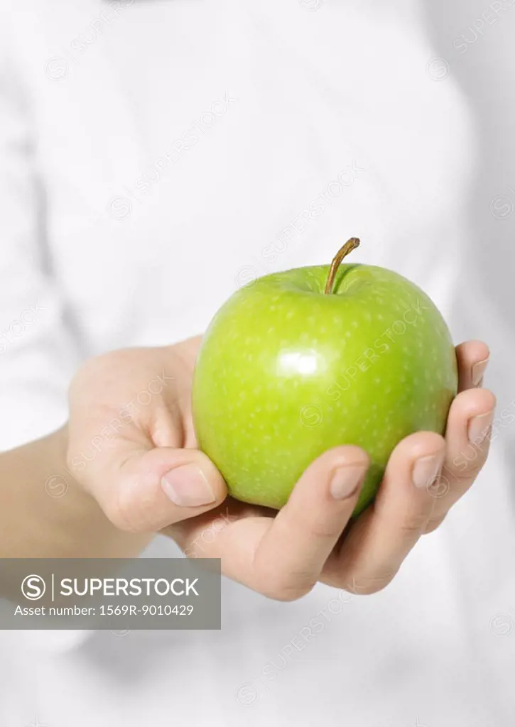 Woman´s hand holding out apple