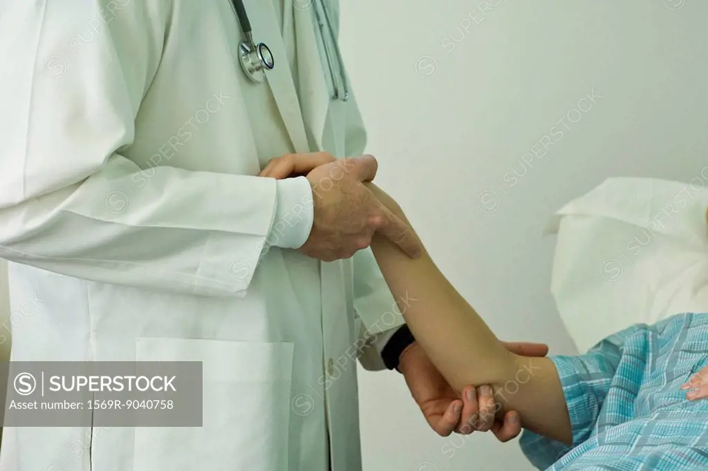 Doctor examining patient´s arm