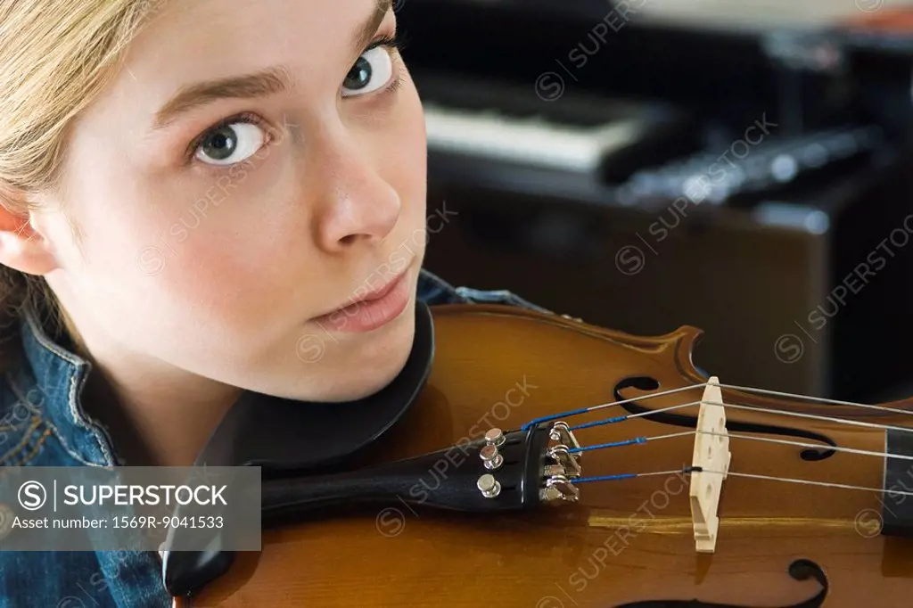 Young woman playing violin, portrait