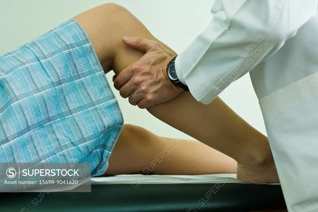 Doctor examining patient´s leg and knee