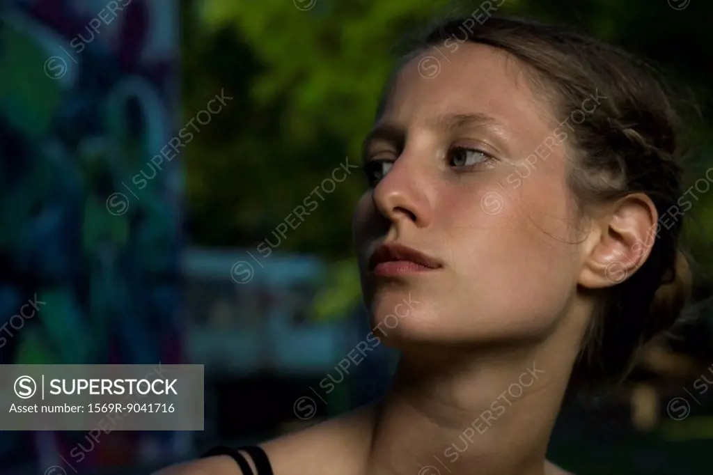 Young woman looking away, close_up, portrait