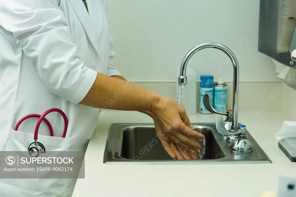 Healthcare worker washing hands in doctor´s office