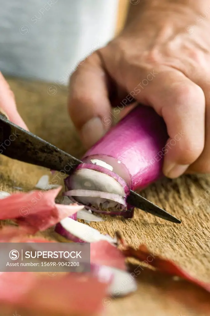 Slicing red onion
