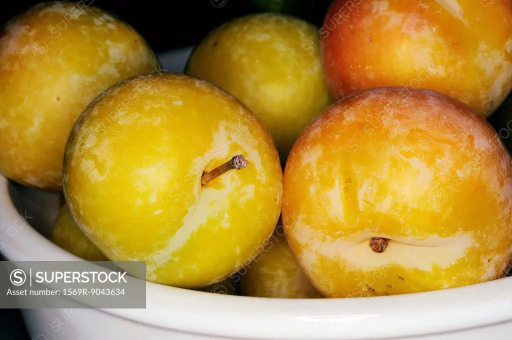 Yellow plums in bowl