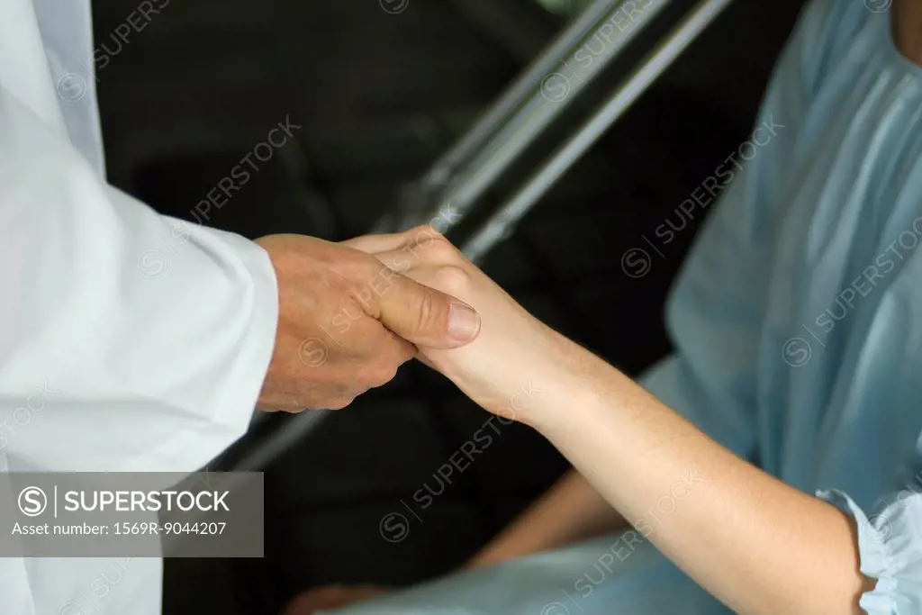 Doctor holding patient´s hand