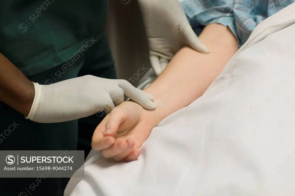 Nurse checking patient´s pulse