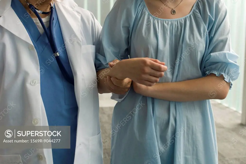 Patient holding on to nurse´s arm for support