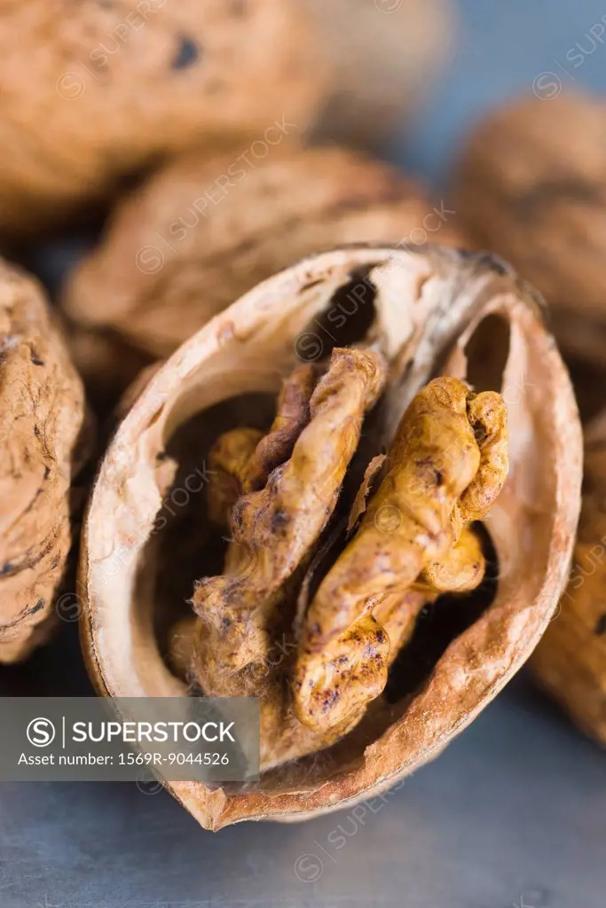Shelling walnuts