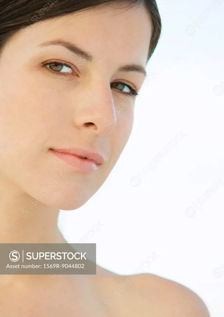 Woman´s face and shoulder, close-up