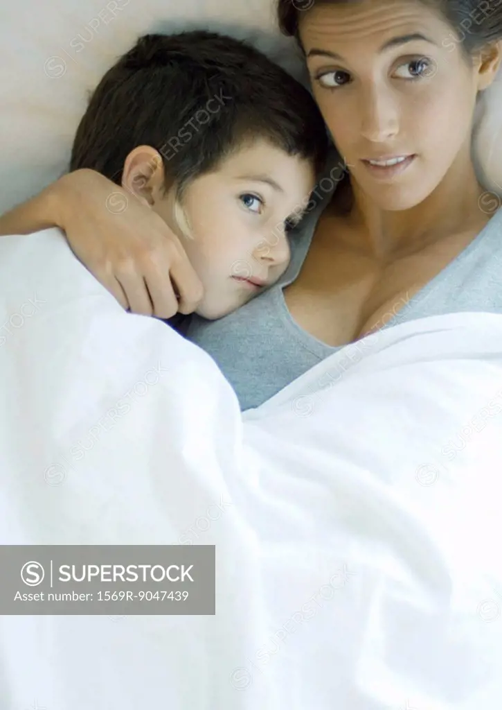 Child lying down with head on mother´s shoulder