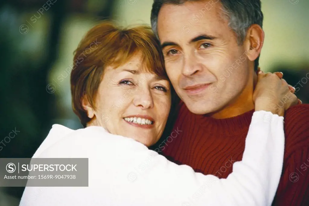 Senior couple, woman´s head on man´s shoulder, portrait