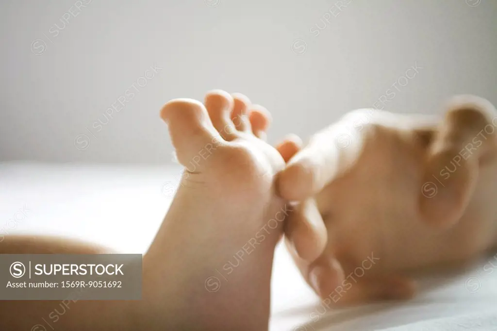 Mother´s hand tickling baby´s foot, close-up