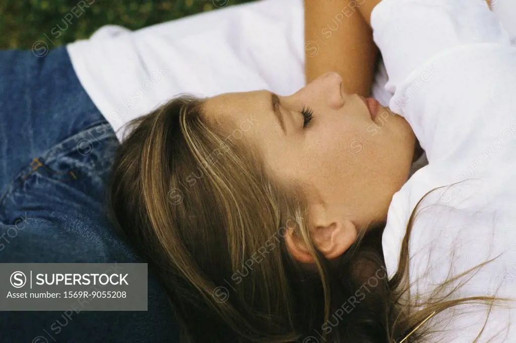 Woman asleep with head resting on man´s stomach, cropped