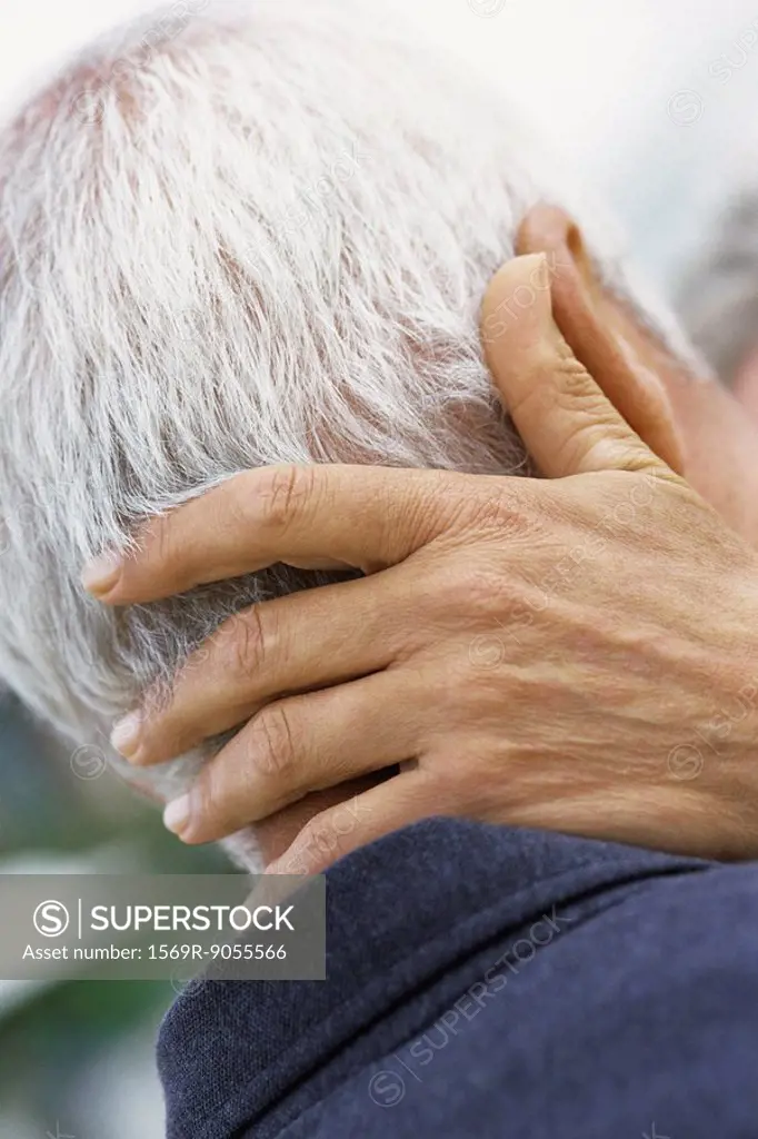 Woman´s hand on back of man´s neck, close_up