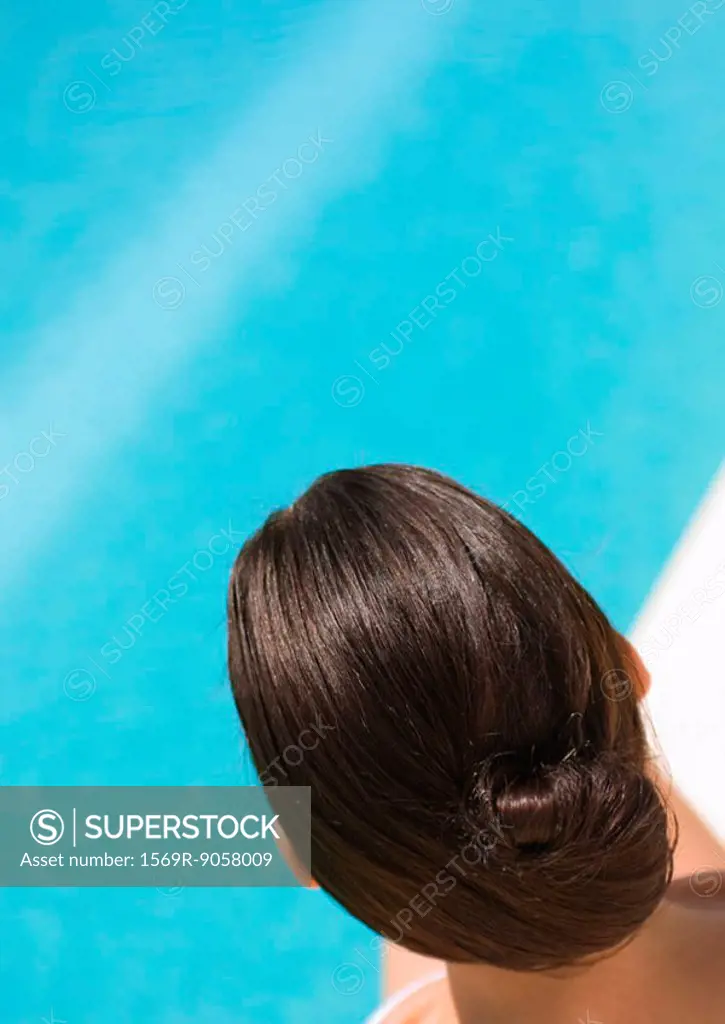 Back of woman´s head, pool in background