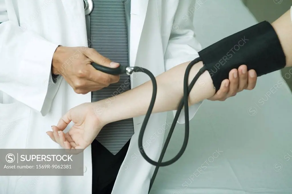 Doctor taking patient´s blood pressure