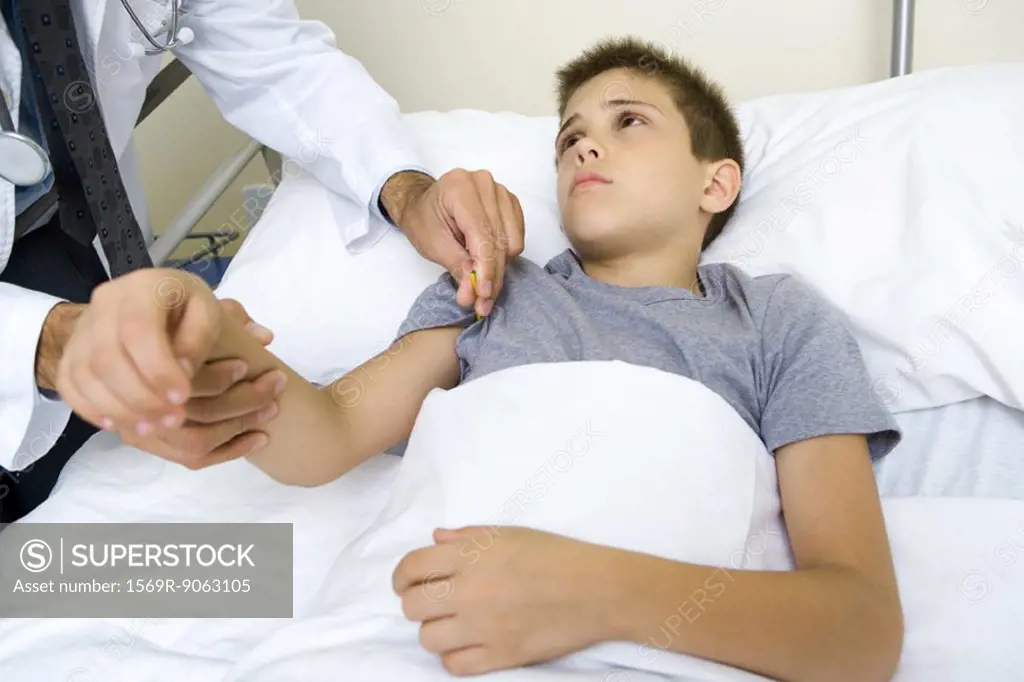 Doctor taking boy´s temperature