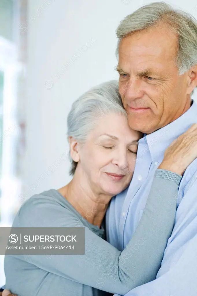 Mature couple embracing, woman´s eyes closed, close-up