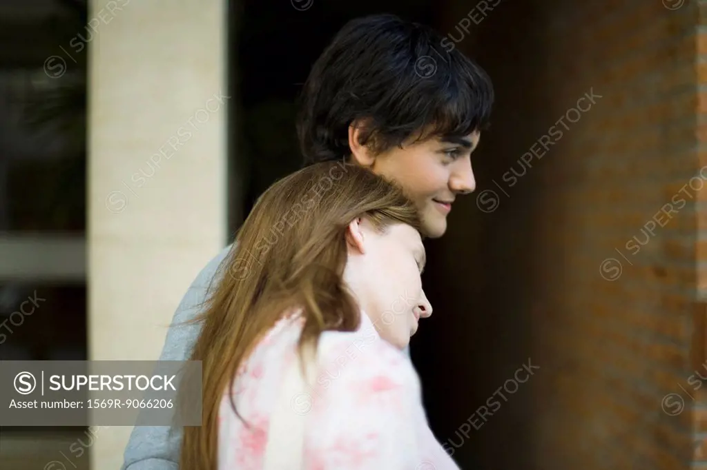 Young woman leaning head on boyfriend´s shoulder, side view