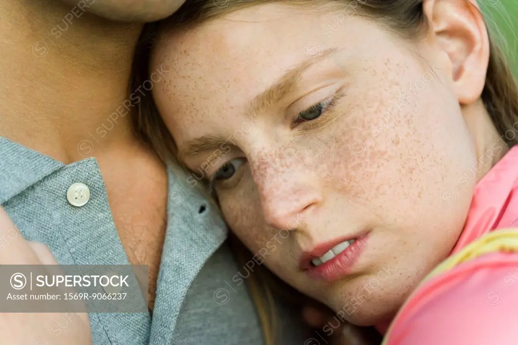 Young woman resting head on man´s chest, close_up