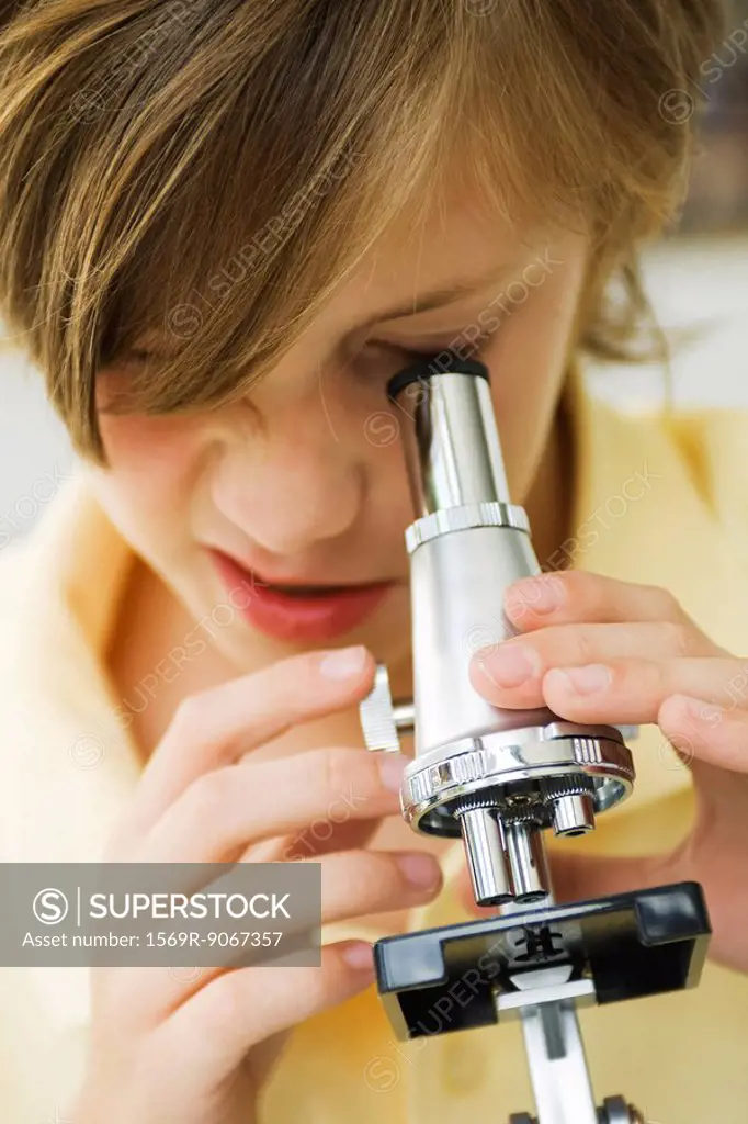 Boy using microscope, close_up