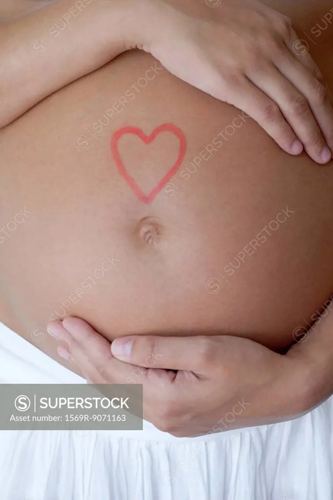 Heart drawn on woman´s pregnant belly