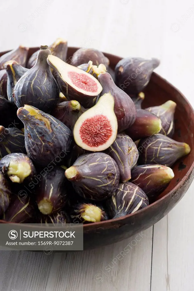 Ripe figs in bowl