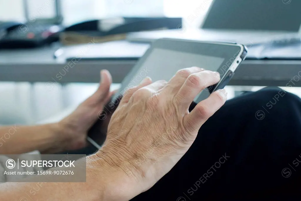 Woman´s hand touching digital tablet screen
