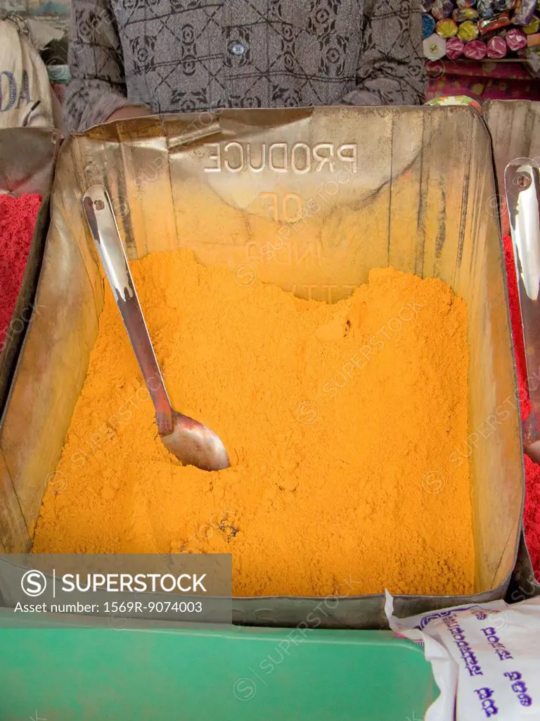 Ground turmeric selling in market