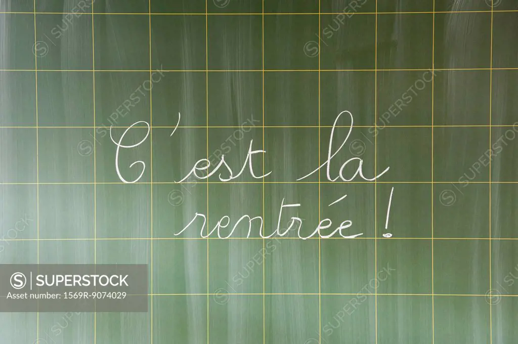 C´est la rentre hand written in cursive on blackboard
