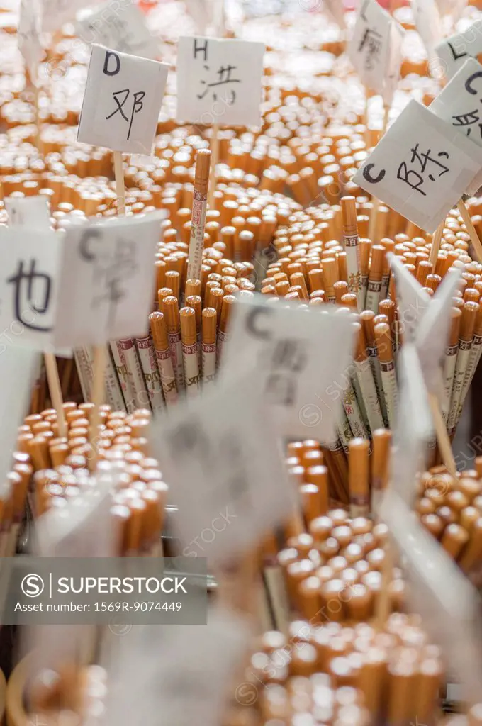 Personalized chopsticks bearing common surnames for sale in shop