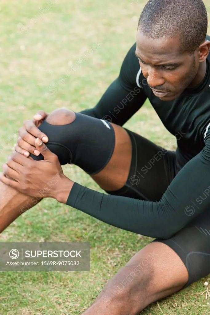 Male athlete wearing knee brace