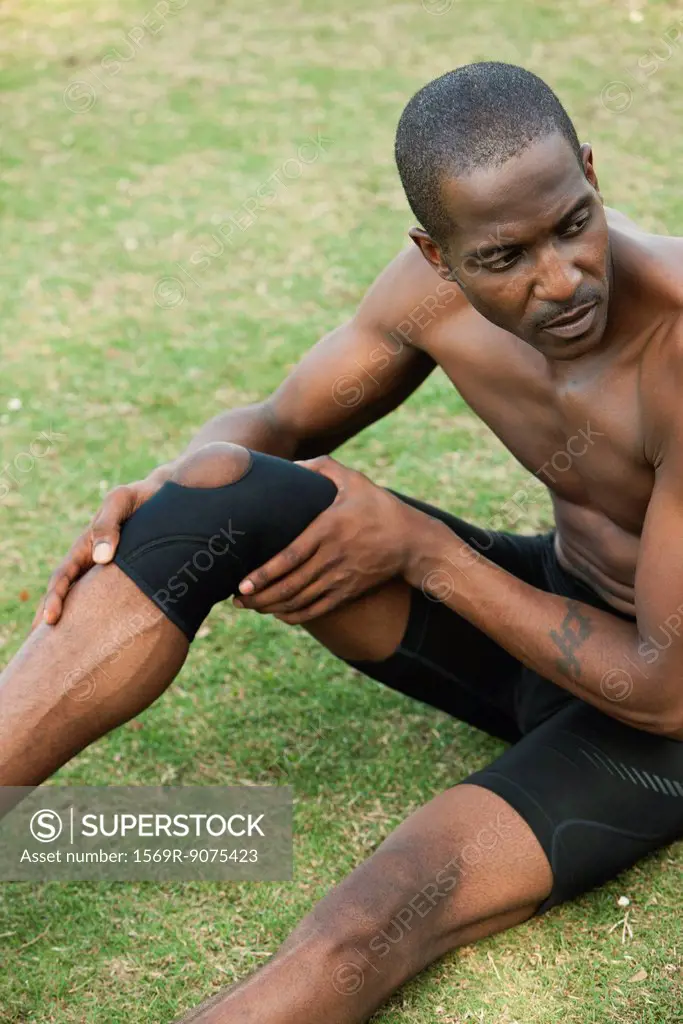 Male athlete wearing knee brace