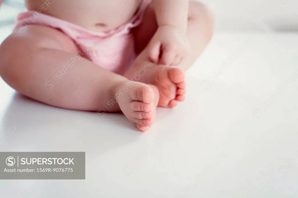 Infant´s feet, low section