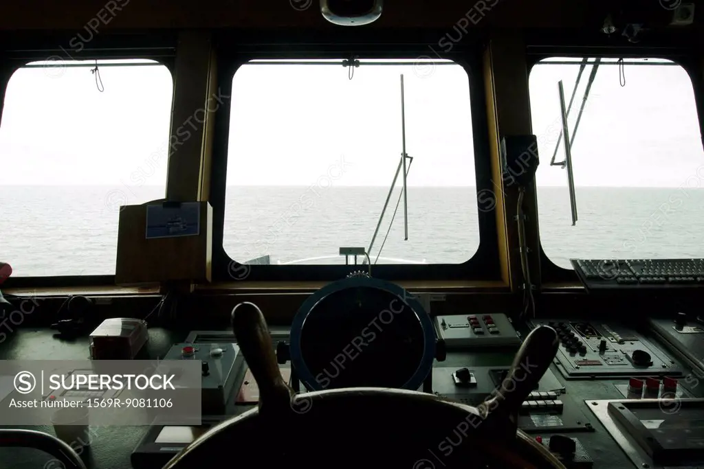 Cockpit of a boat, seen on the horizon