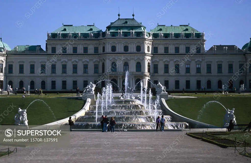 Austria, Vienna, Upper Belvedere palace and fountain