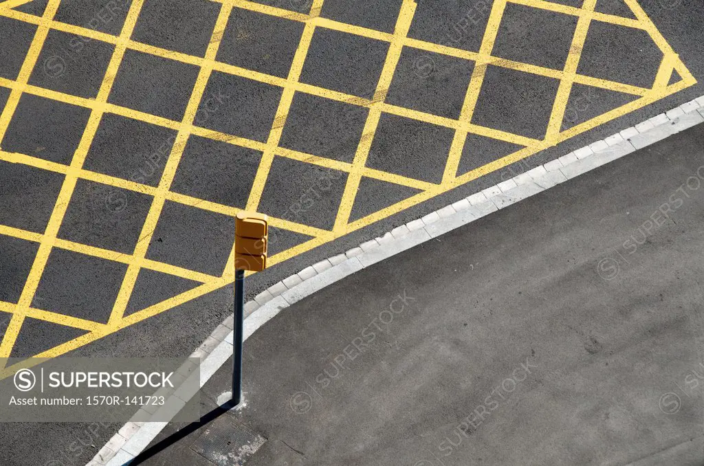 Yellow lines on the street to mark no-stopping area near a red light/crossing