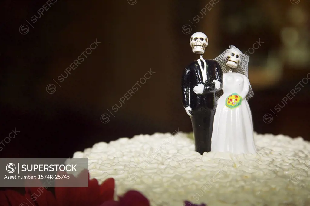 Wedding cake figurines on a wedding cake
