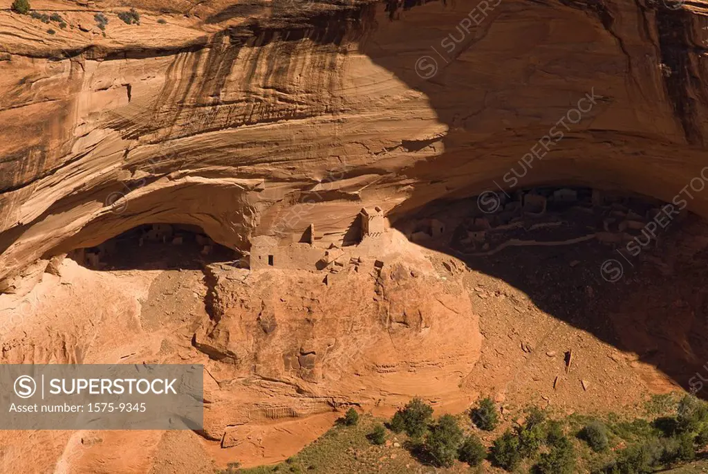 USA, Arizona, Chinle. Canyon de Chelly National Monument in the Navajo Indian Reserve. Mummy Cave Ruin