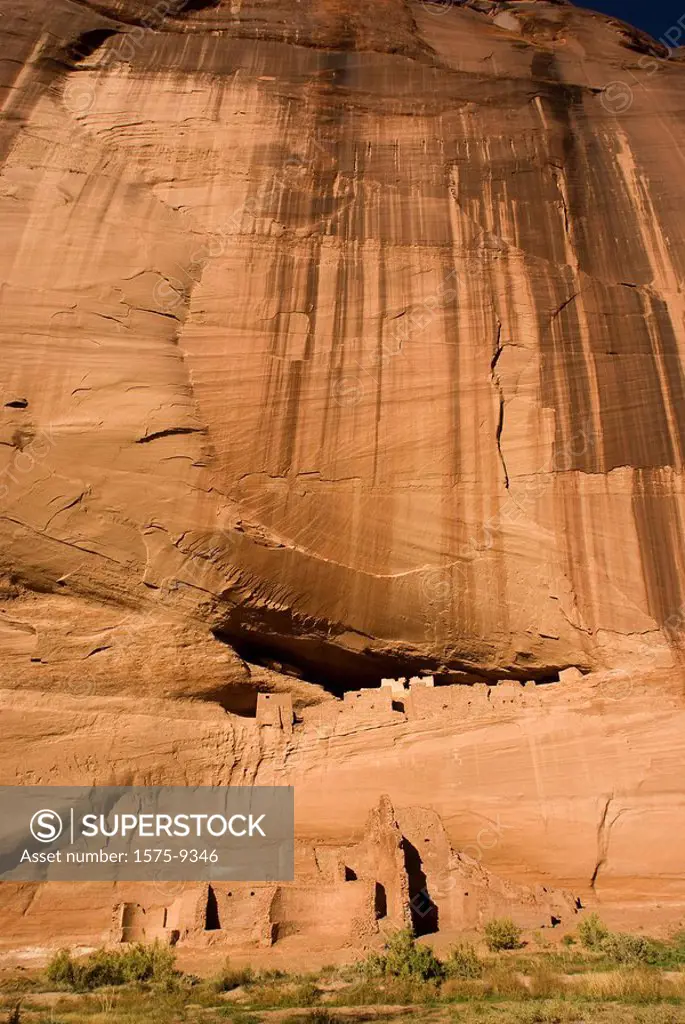 USA, Arizona, Chinle. Canyon de Chelly National Monument in the Navajo Indian Reserve. White House Ruin cliff dwelling.
