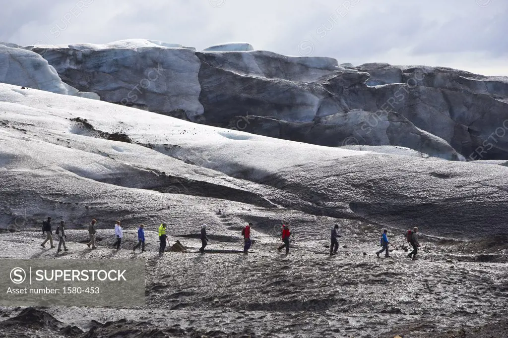 Iceland, Svinafellsjokull Glacier, Tourists in a row