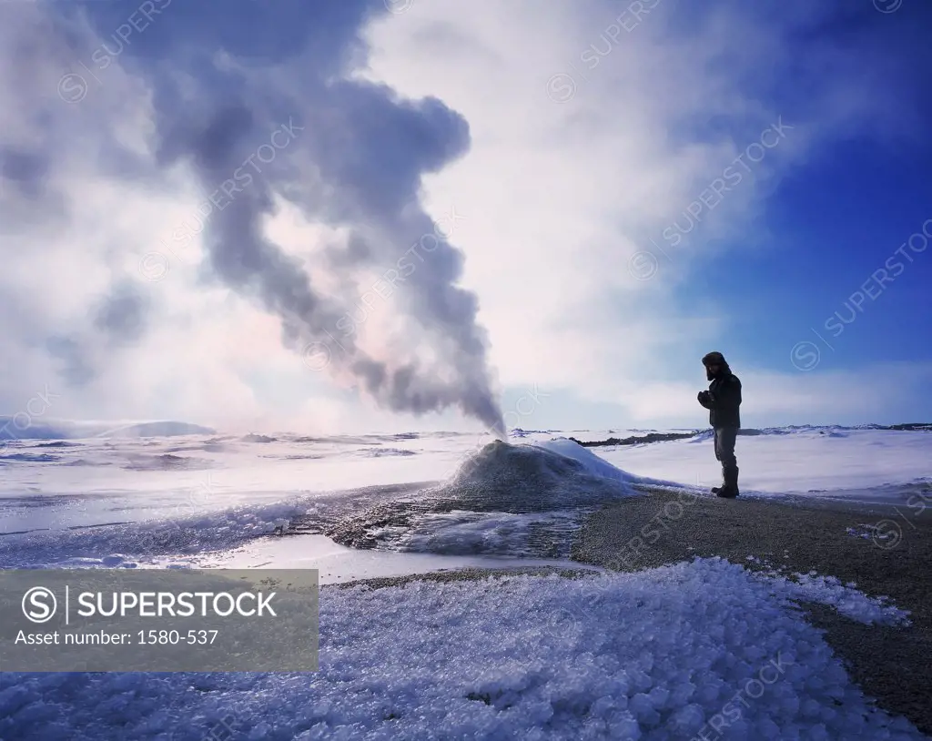 Iceland, Hveravellir, Geologist at Oskurholshver, hot spring